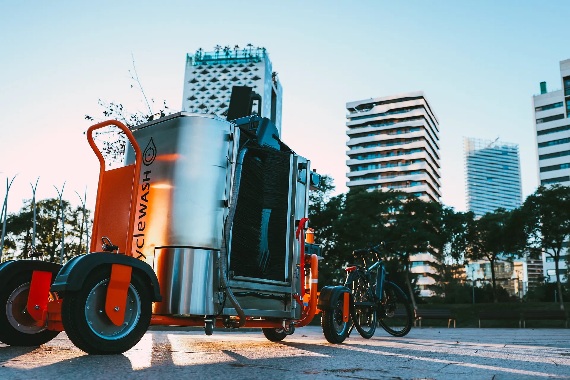 cycleWASH® Mini Platinum on bike trailer — Barcelona